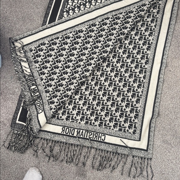 Dior scarf 🧣 - Picture 5 of 5